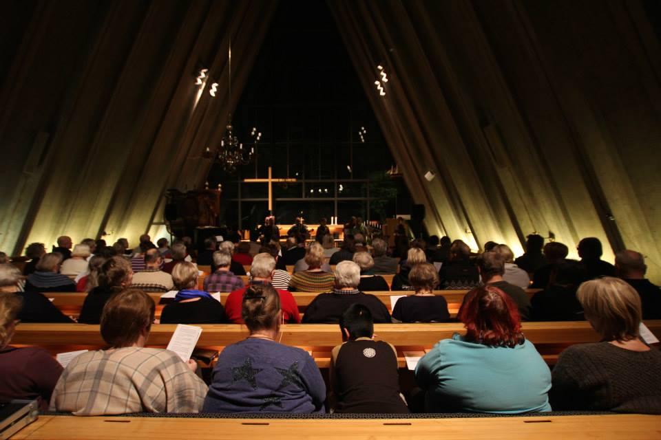 Kirkko täynnä konserttivieraita